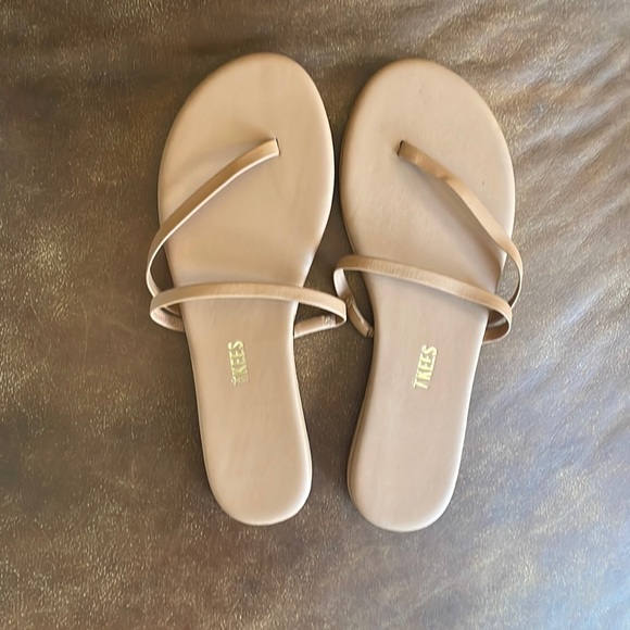 Shoes - Akees flip flops